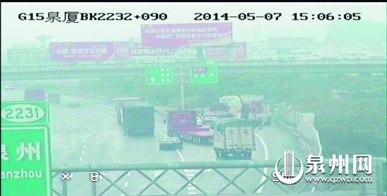 事故现场出口匝道被堵住