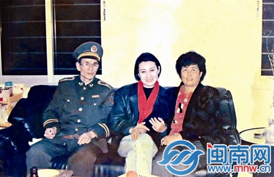 杨保廷夫妻与张凯丽合影的场景