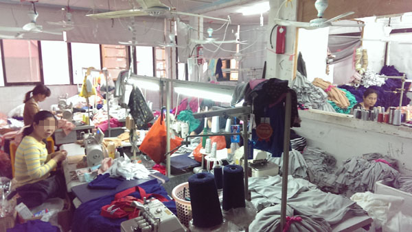 阁楼作坊内，被缝纫机和布料占据