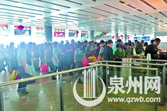 动车晚点致很多旅客滞留