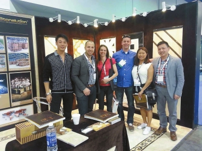 国外客商参观施朗格石砖展厅时与企业代表合影。