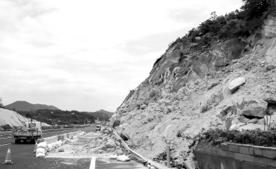 南安山体滑坡堵了两车道