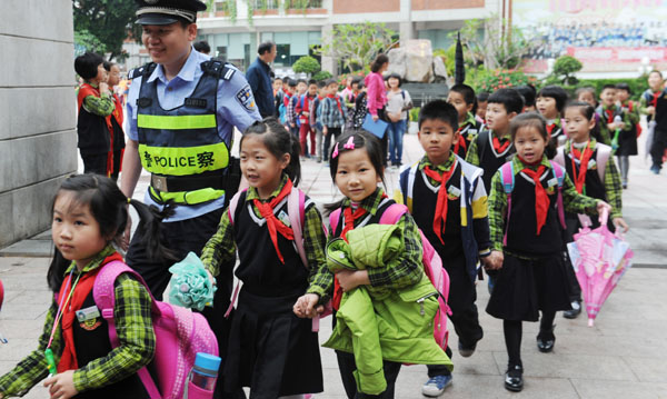 昨天中午放学,社区民警在鲤城区实验小学门口护送孩子