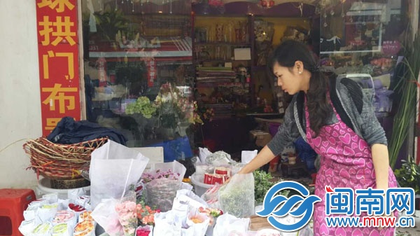 明天就是母亲节,花店迎来最忙碌的时刻