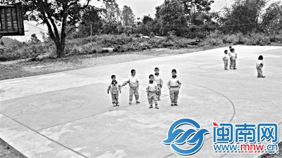 今年新铺好的篮球场,村里和学校希望给孩子们再建一