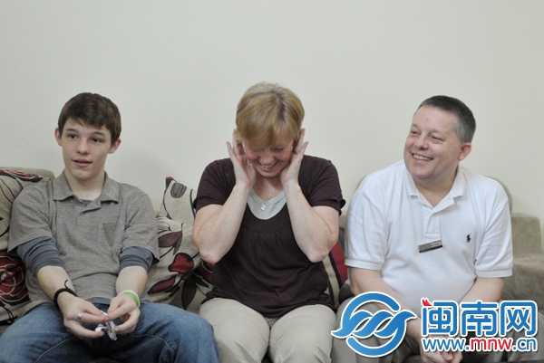 当记者问到父子俩打算怎么给妈妈过节时,金自觉地堵