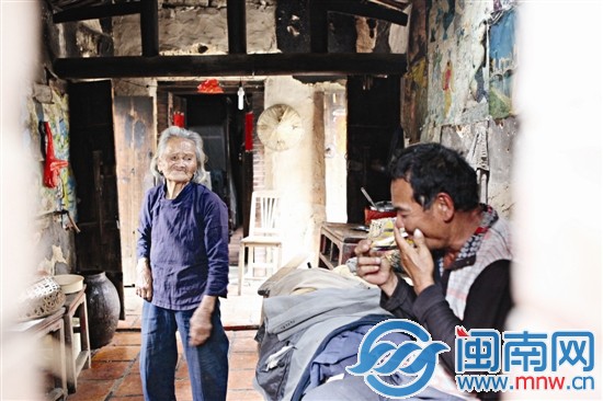 儿子总是发呆不语，她的苦无人能倾听