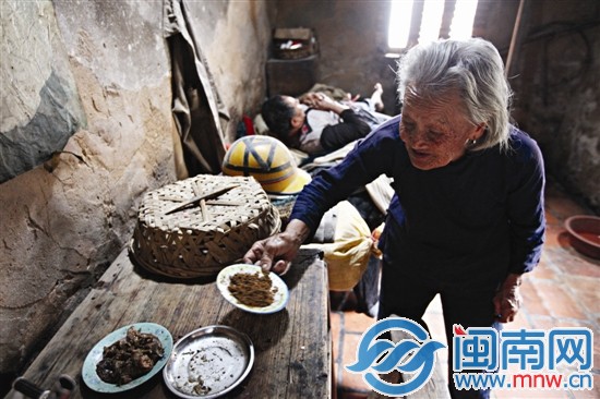 邻居送来的菜已经放到发霉,但仍是要留给儿子吃的好