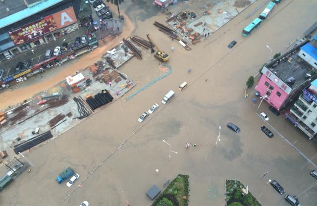 深圳市气象台于11日13时00分将全市暴雨橙色预警升级