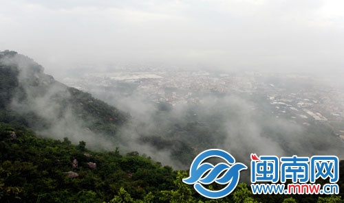 从泉州清源山上望去，市区雾气缭绕