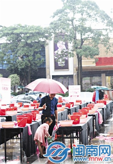 小女孩在雨中坚持洗衣服