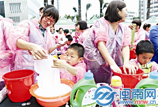 妈妈指出儿子没洗干净的衣渍