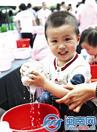 小朋友第一次洗衣服,把衣服揉成一团