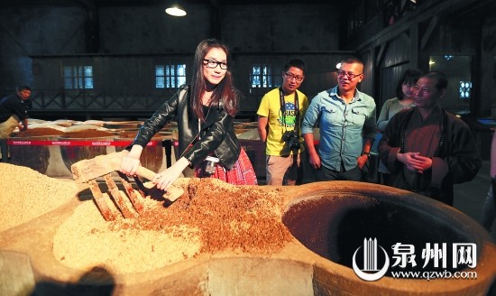 泉州旅游达人正在体验镇江酿醋工艺