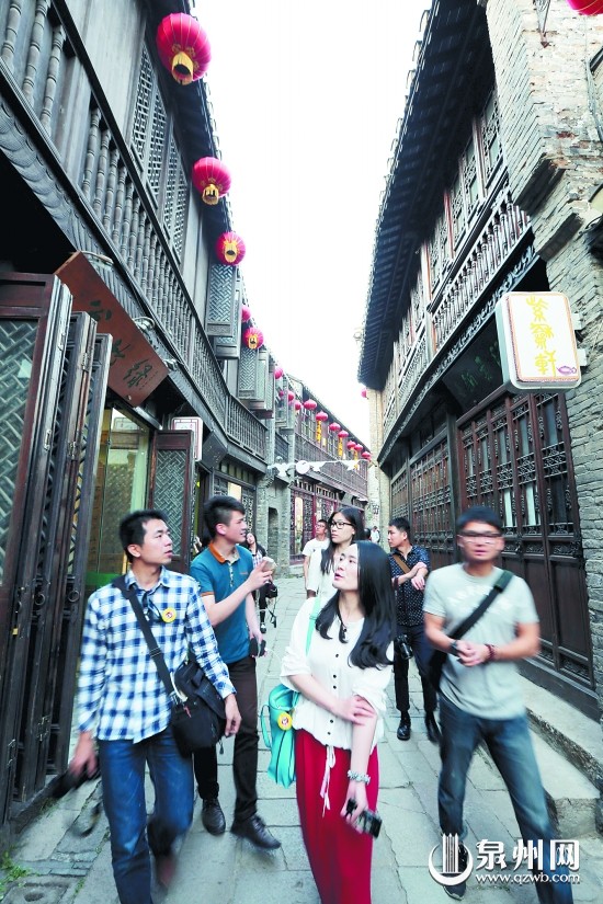 泉州旅游达人正在参观京杭大运河