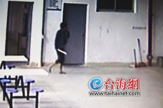 持刀进学校抬走保险箱 窃贼疑翻围墙进入学校