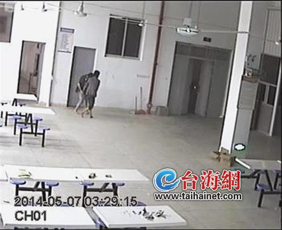 持刀进学校抬走保险箱 窃贼疑翻围墙进入学校1