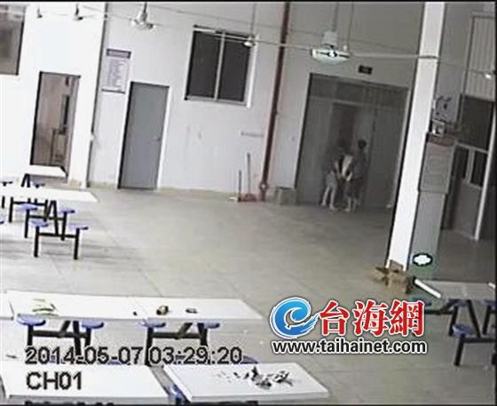 持刀进学校抬走保险箱 窃贼疑翻围墙进入学校2