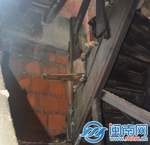 张阿婆住的老厝木梯已腐烂