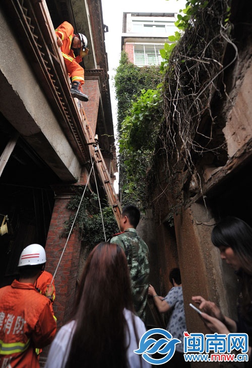 消防安全梯都架好了，但张阿婆就是待在屋里不肯下来