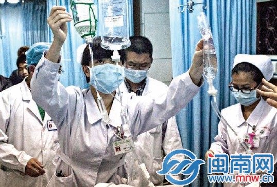 遇到急诊病人多了，一护士连挂三个吊瓶