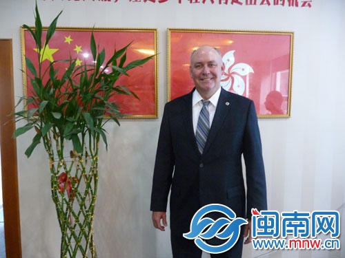 里昂学院副校长DavidL.Heringer