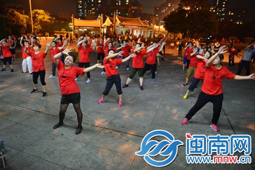 西湖公园内,跳露天广场舞的大姐大妈很带劲