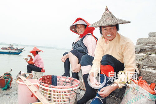 蟳埔女们在等待乘船出海