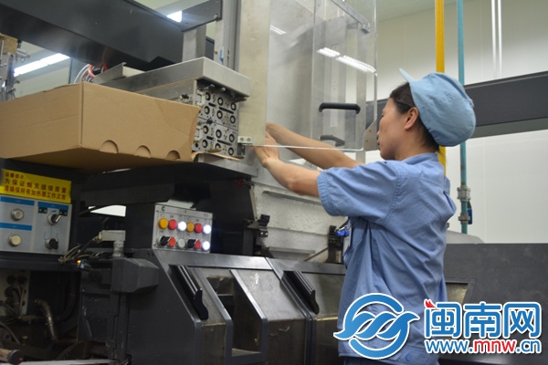 赣州卷烟厂，工作人员在生产间操作