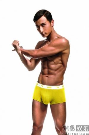 方力申变<em>肌肉男内裤</em>激凸不介意露臀