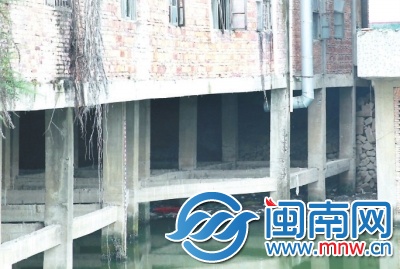 垃圾堆积湖面角落。