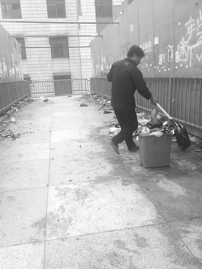 官桥环卫所立即派人员进行清扫。