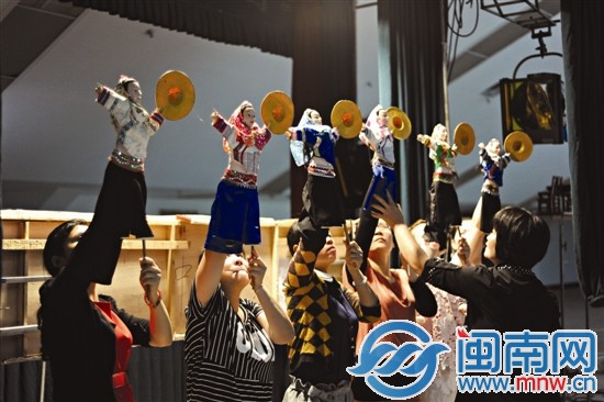 几个女同学手举木偶头练习