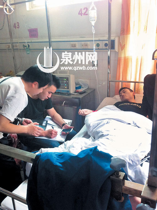 民警在医院做笔录