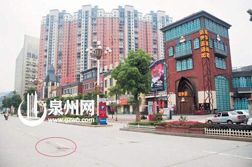 酒吧外的事发现场，路面上留有血迹。