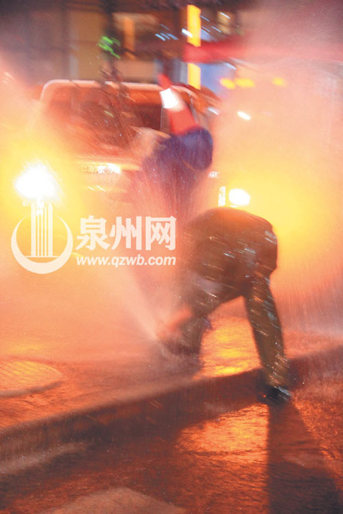 抢修工现场制作大木塞，奋力堵水柱