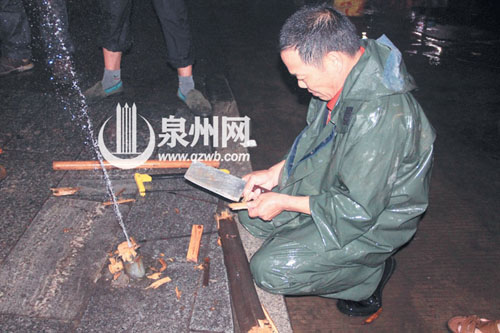 还有一个小水柱，再削个木塞堵住。