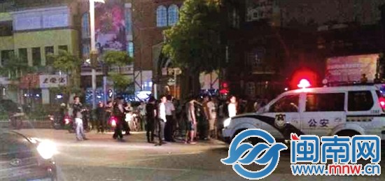 附近居民拍下事发后现场