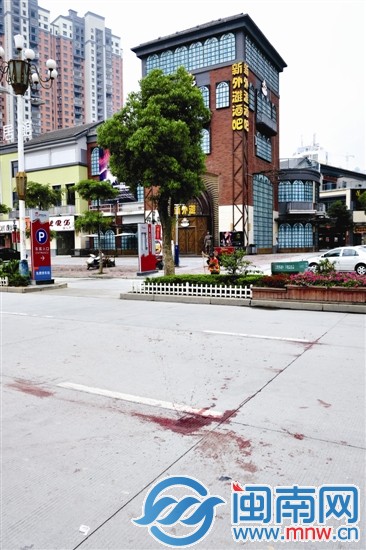 酒吧外路面留下的血迹