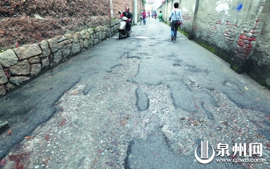 东边巷部分路段坑坑洼洼