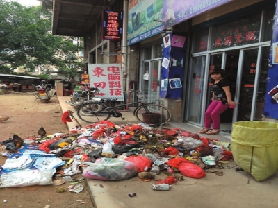 卓女士店门口被倒了一堆垃圾。