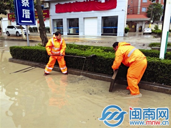 海西汽配城段已积水半米深