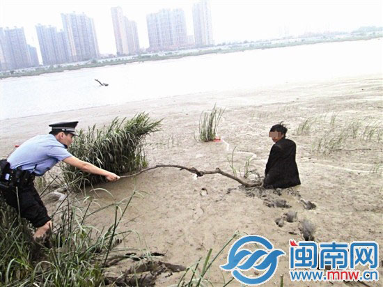 苏某深陷泥中,已没过腰身