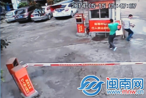 两男子掰弯起落杆后,拿出铁锤砸保安亭