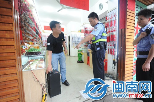 警察执法,店员将扩音器电源拔掉