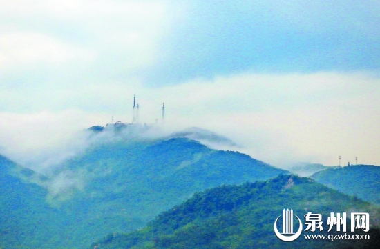 清源山顶大片云雾翻滚，宛若仙境