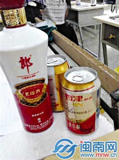 摆在课桌上的白酒、啤酒