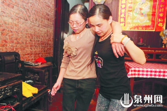 王彩虹(右)搀扶林华芬进房间休息