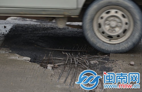 暴露钢筋对车胎造成威胁