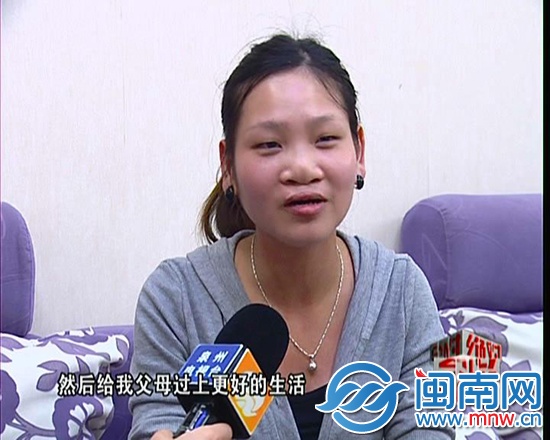 接受电视台采访的视频截图